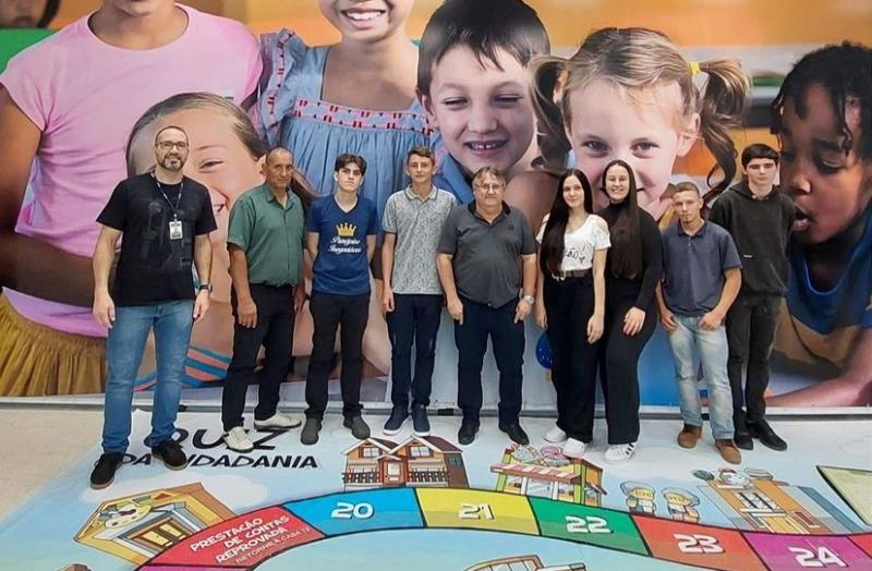 JOVENS PARLAMENTARES DÃO INICIO AOS TRABALHOS LEGISLATIVOS EM RIO BONITO DO IGUAÇU.